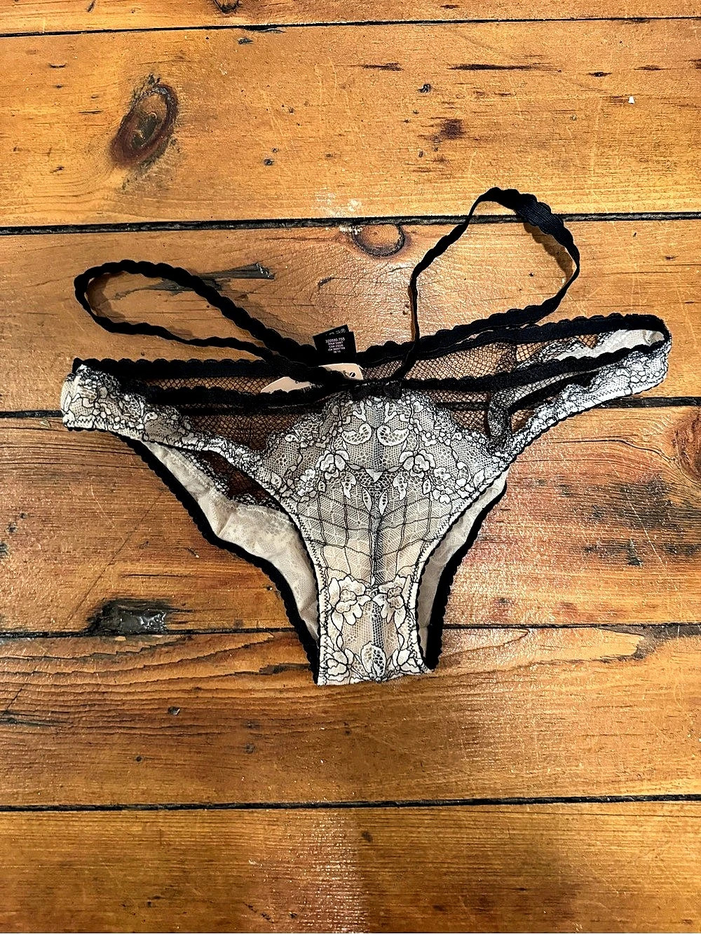 Victoria's Secret Lace Thong Black & White Medium NWT